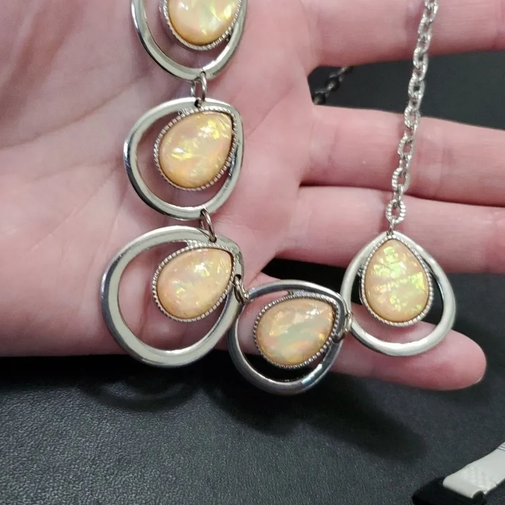 Silver tone necklace with peach faux stones 20-23